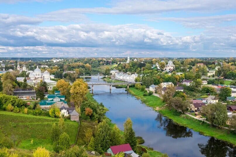 Старица тверь. Река тверца в твери. Торжок виды города. Фото торжок тверецкая набережная. Торжок исторический центр.