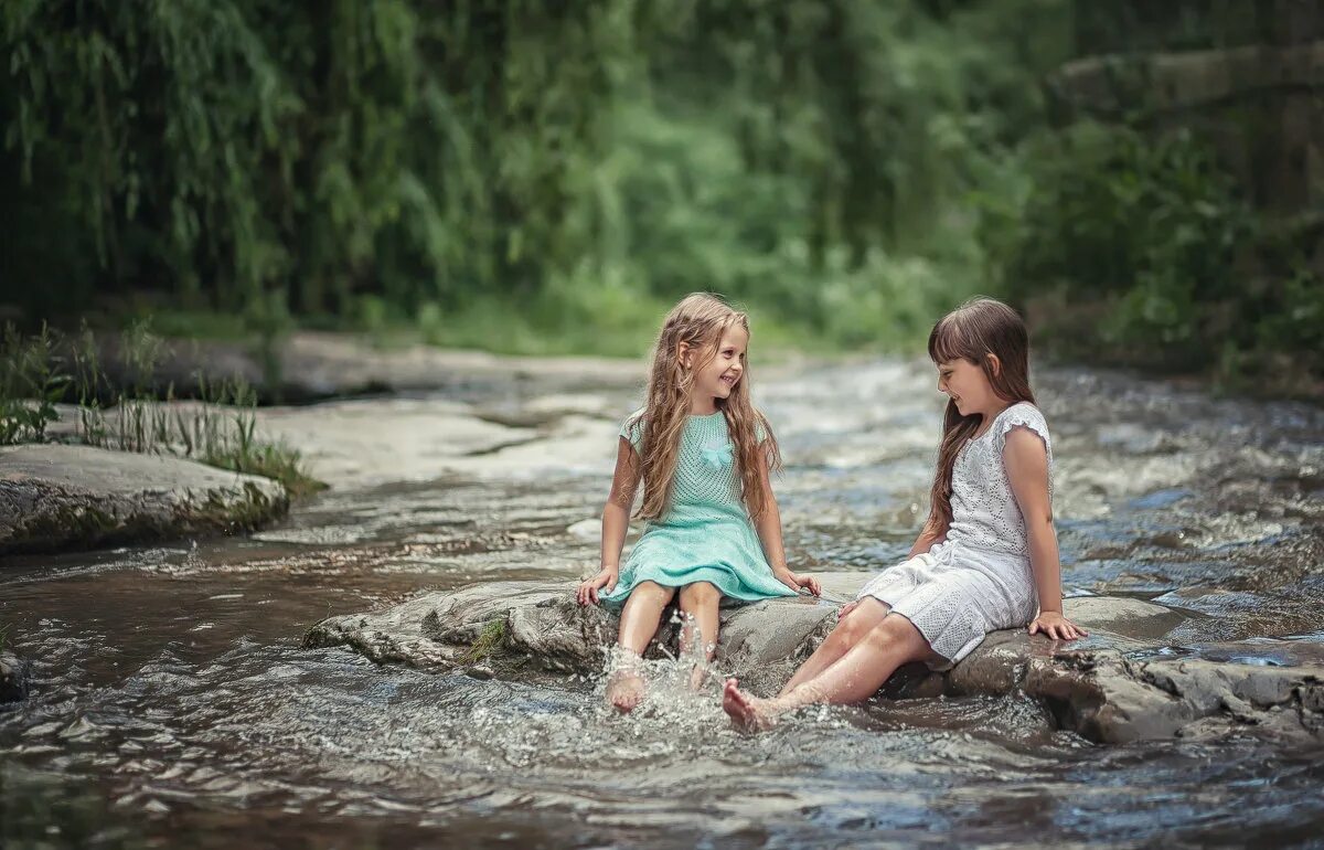 Две девочки летом. Подруги у реки. Подруги на речке. Подруги на море. Река для детей.