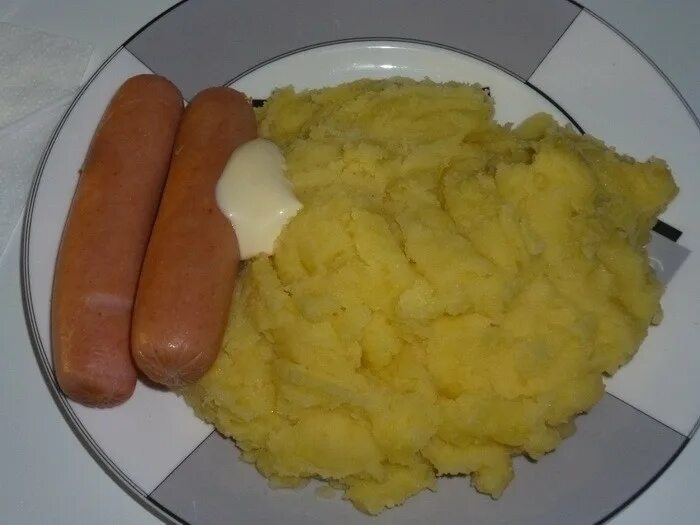 Салат с картошкой и майонезом. Жареная картошка с сосисками. Жареная картошка с колбасой. Ингредиенты склата мимо. Картофельный салат.
