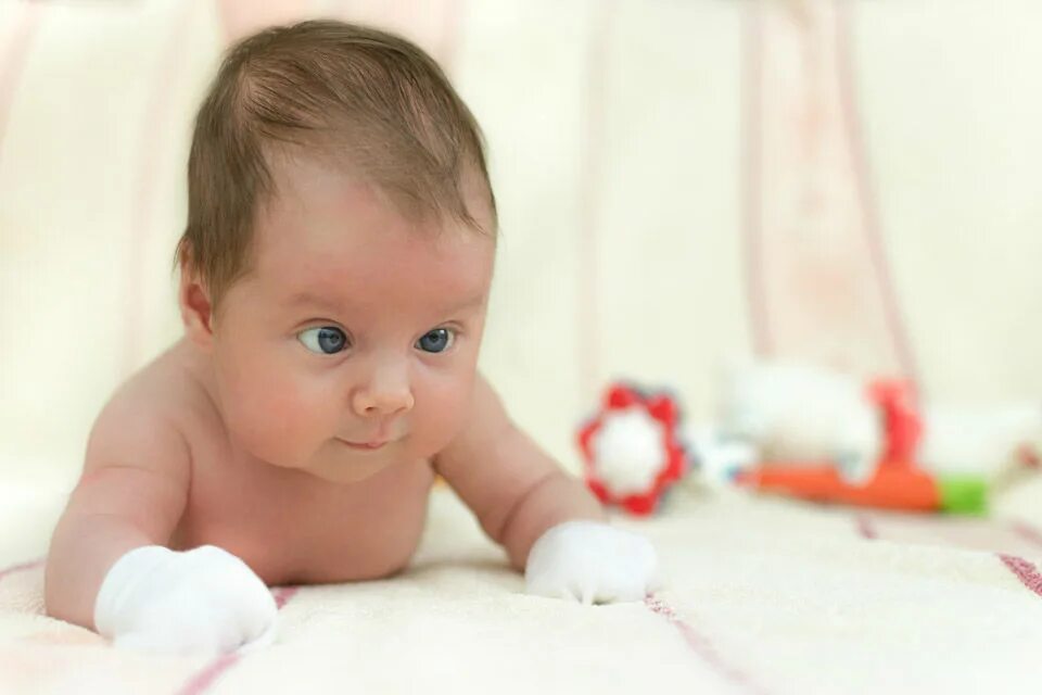 Почему косят новорожденные. Косоглазие (страбизм) у новорожденного. Дети до года. Глаза новорожденного ребенка. Страбизм у новорожденных.