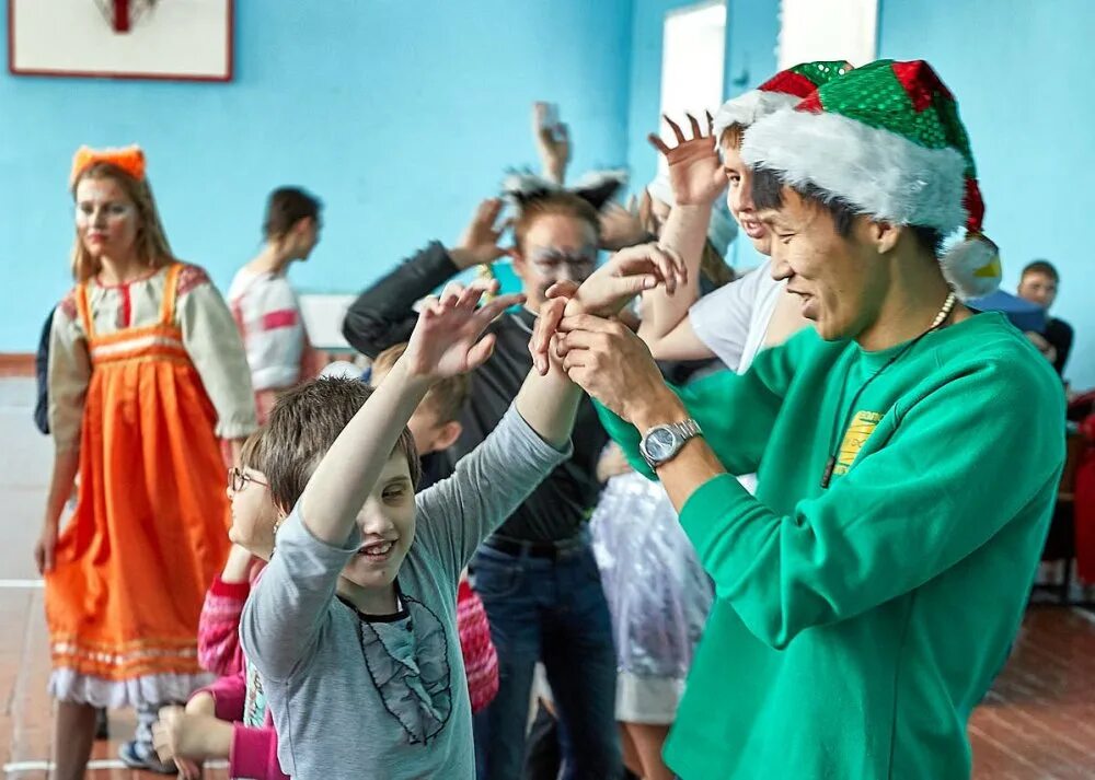 Дети без попечения родителей безенчук. Сирота дети глухих в ростов на дону. Село спас даниловский район ярославская область. Ангарск фото детей сирот. Как волонтеры развлекают детей на праздниках.