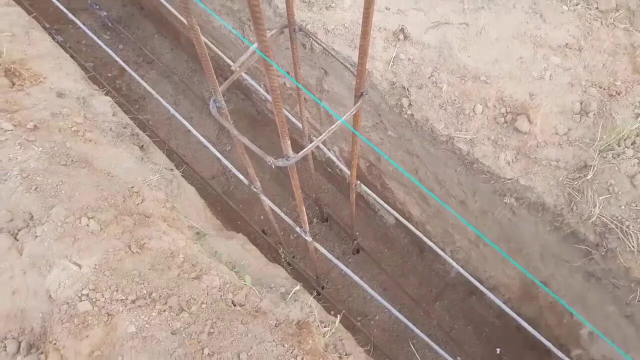 Арматура для фундамента забора какая. Армирование ленточного фундамента шириной 40 см. Схема армирование ленточного фундамента шириной 40 см. Армирование ленточного фундамента для забора. Арматурный каркас для фундамента.