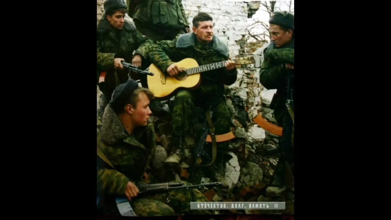 Девочка поет про чечню. Десантник с гитарой. Под гитару армейские афганистан. Под гитару армейские афганистан. Песни под гитару привет малышка.