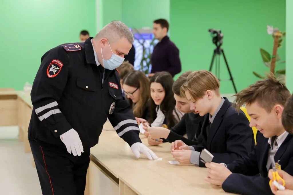 Номера школ солнечногорск. Школа 6 Солнечногорск. Автоинспектор в школе. Школа 5 Солнечногорск. Школа в Солнечногорске Московской.