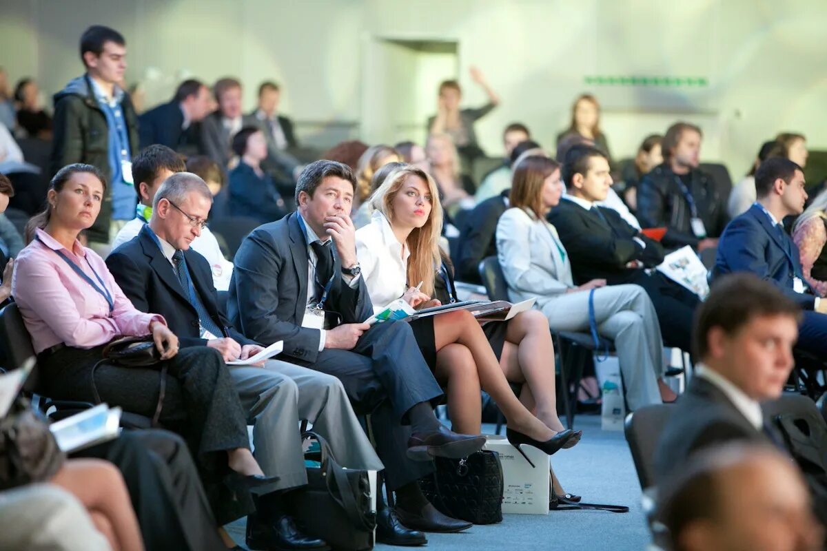 акционеры компании. совет директоров. публичное сообщество. человек перед публикой. общение с аудиторией.