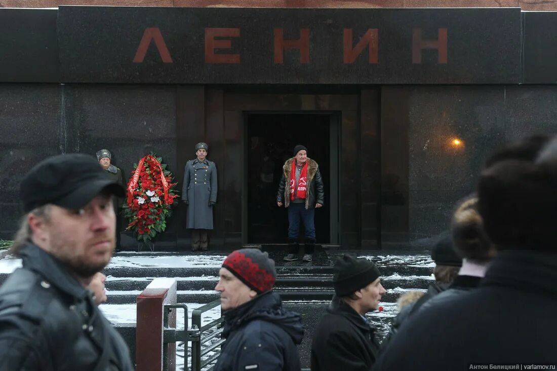 Палачи россии. Могила Сталина фото. Памятник в центре Москвы палачу русского народа. Могила Сталина завалена цветами. Могила Сталина с цветами очередь.