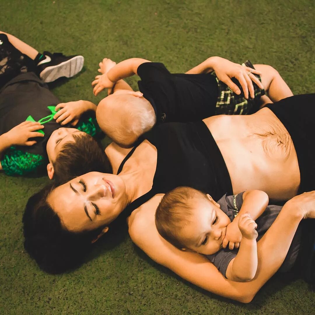 мамы 3 их детей. мамы 3 их детей. мамы 3 их детей. мамы 3 их детей. мать троих детей.