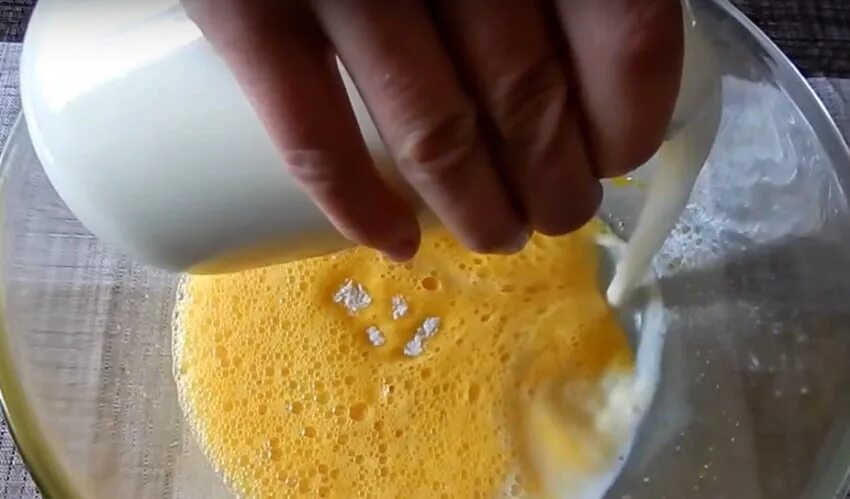 Блины сколько яиц на 1 литр молока. Блины из 10 яиц на литр молока. Сколько яиц надо на блины на 1 литр молока. Блины на литр молока 10 яиц рецепт. Фото молоко в стакане мука и блины.