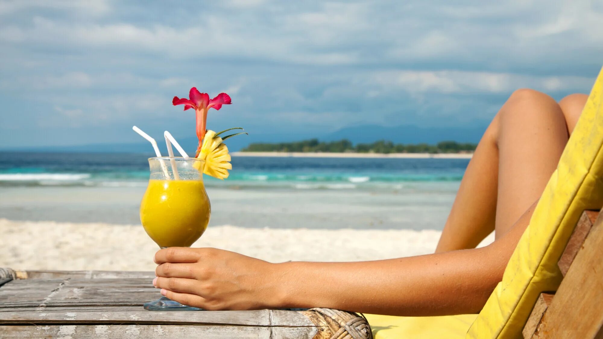 Продлить лето. Отпуск у моря. Коктейль на пляже. Море пляж коктейль. Девушка на море с коктейлем.