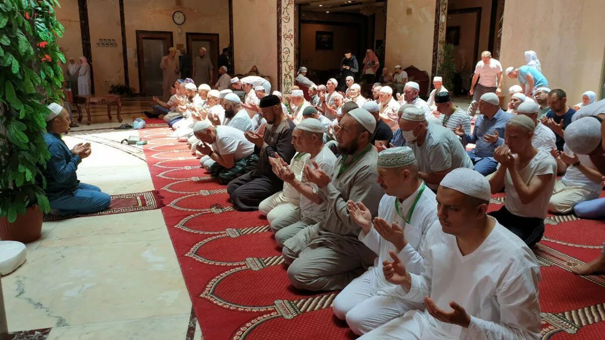 намаз исламское богослужение. шавваль 2022 санкт-петербургская соборная мечеть. совершает намаз. приветственный намаз в мечети. молитва ислам.