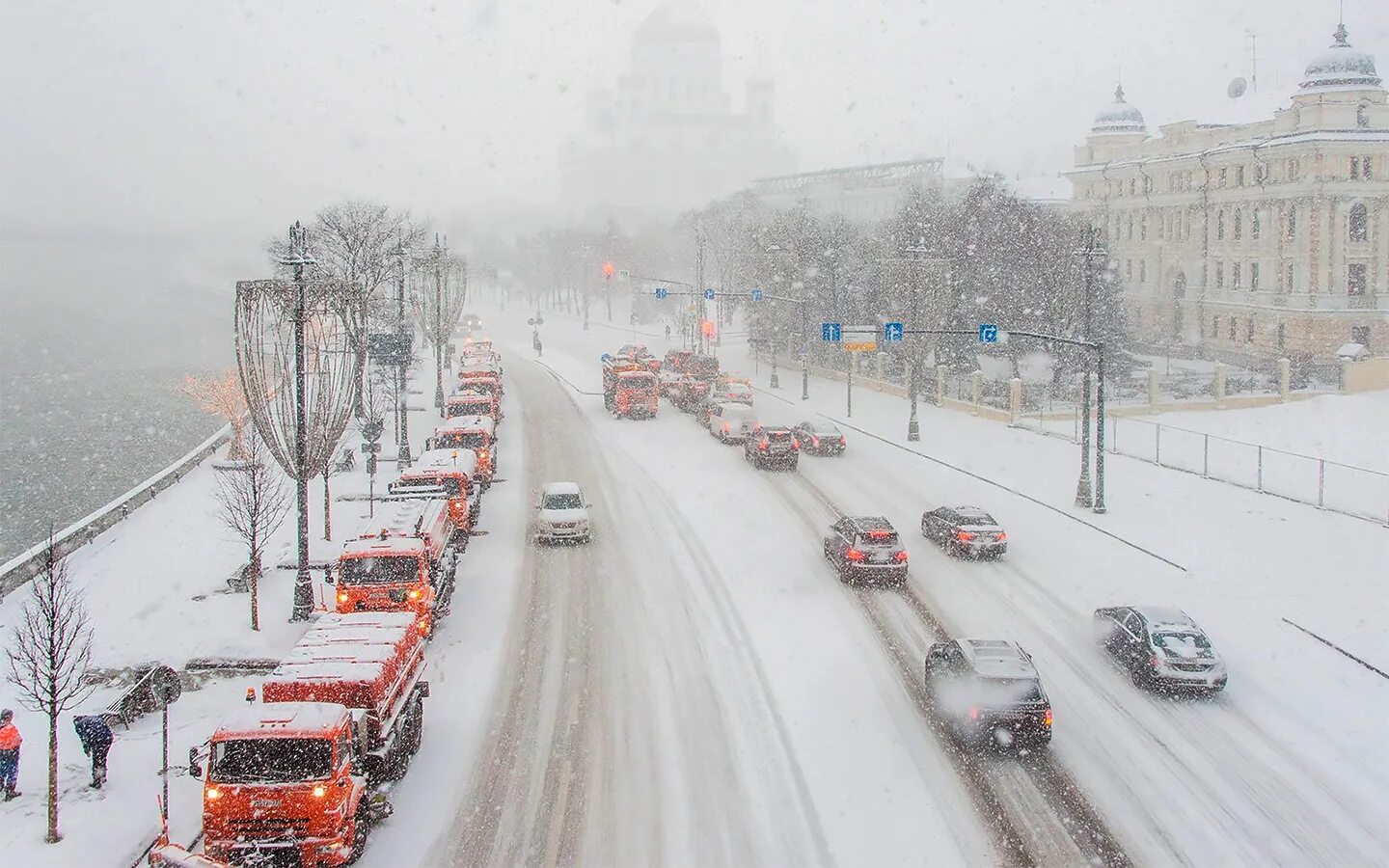 Сильный снегопад будет сегодня. Метель в Москве. Снегопад. Сильный снегопад в городе. Снегопад в городе Москва.