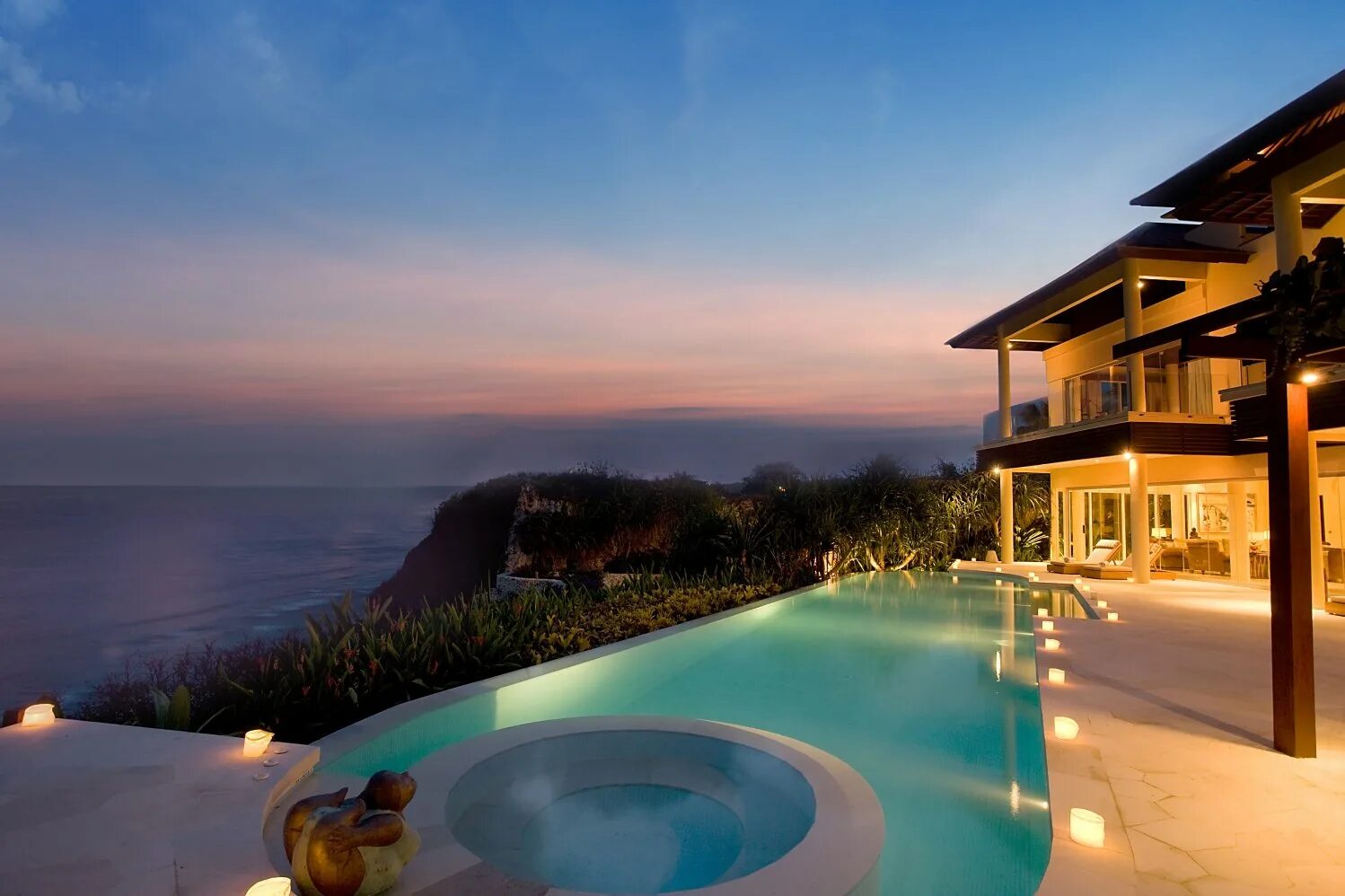 Вилла на озере италия. Дом на самуи. Дом с бассейном с видом на море. Домик у моря с бассейном. Дом на берегу моря.