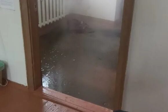 батареи в квартире в новостройке. прорыв батареи отопления. лопнула батарея отопления. лопнул радиатор отопления. прорыв батареи отопления в квартире.