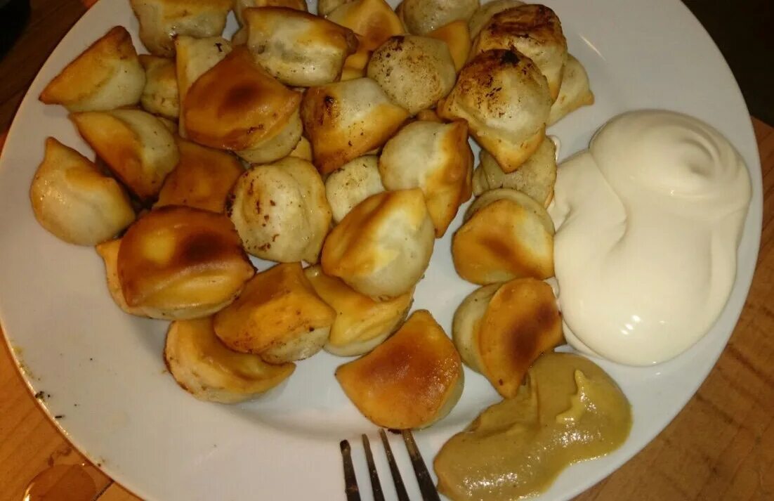 Жареные пельмени со сметаной. Жареные пельмени на сковороде с майонезом. Жареные пельмешки. Жареные пельмени с майонезом. Жареные пельмени на сковороде с майонезом.