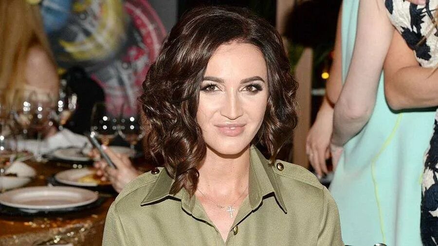 Бузова лицо. Камеди вумен. Варнава. Вумен новости шоу бизнеса. Вумен новости шоу бизнеса.