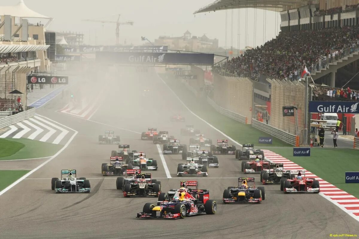 Сколько длятся гонки. Старт гонки f1. ГП Бахрейна 2004 старт ф1. Формула 1 старт гонки. Гонки в Малайзии.