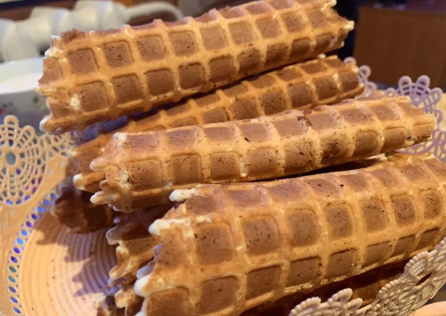 Тесто для вафельницы. Поджаристая вафли. Вафельница для вафельных трубочек. Вафельные трубочки. Вафли классические.