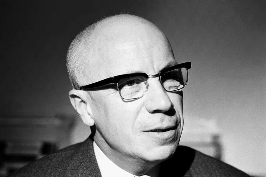Pierre boulle планета обезьян. Французский писатель пьер. Пьер гийота проституция. Пьер буль. Писатель в шарфе.