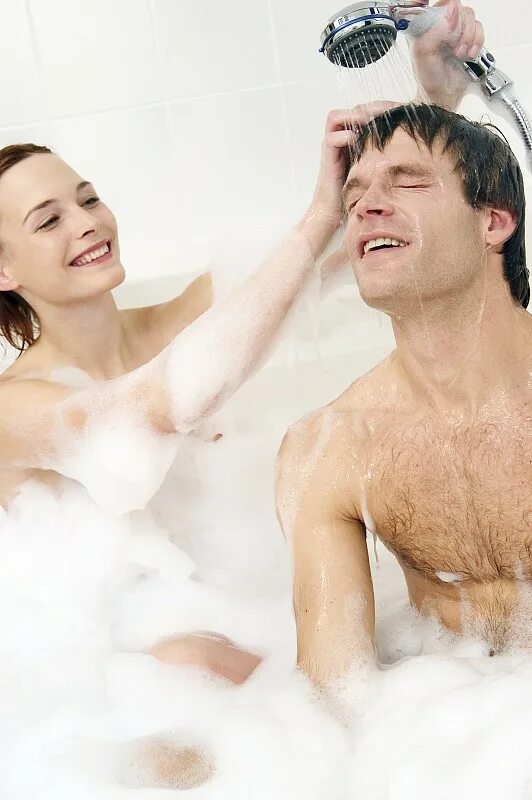 Совместный душ с девушкой. Влюбленные в ванной. Жена друга после душа. Девушка в полотенце. Жена друга после душа.