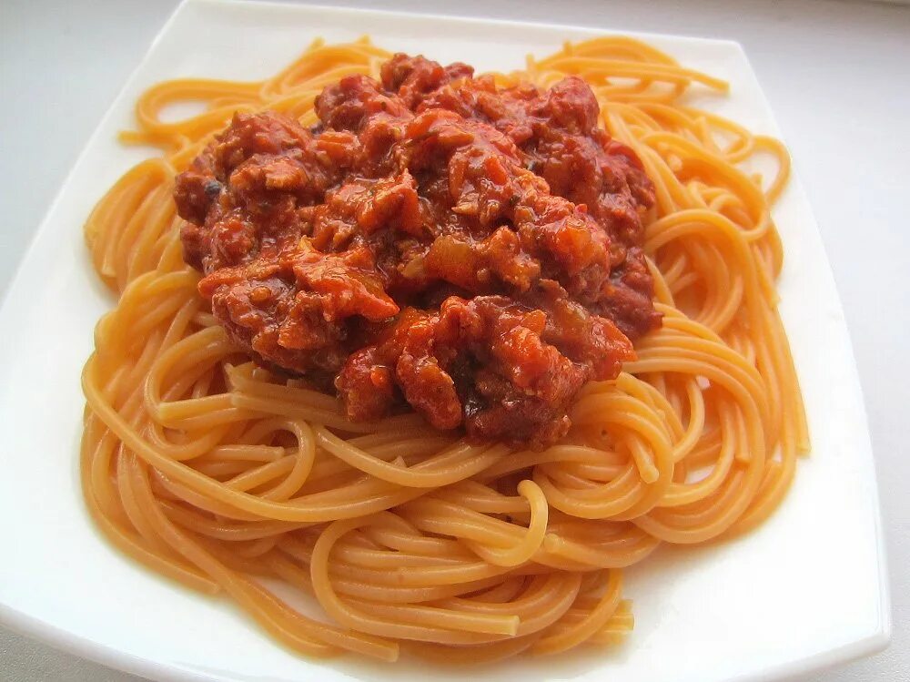 Фарш с томатной пастой для макарон. Болоньезе с фаршем. Болоньезе соус болоньезе. Спагетти с соусом Болонез. Spaghetti bolognese спагетти с соусом болоньезе.