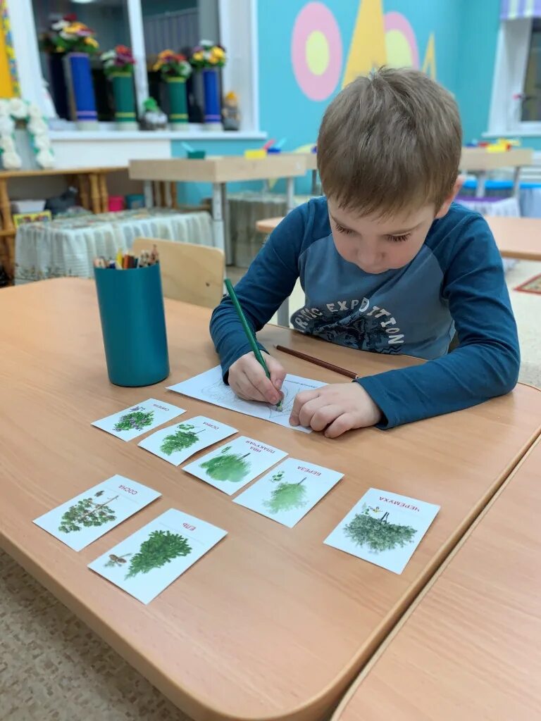 дети средней группы. сегодня на занятии. тема сегодняшнего занятия рисование. дети на занятии в детском саду. какое сегодня занятие.