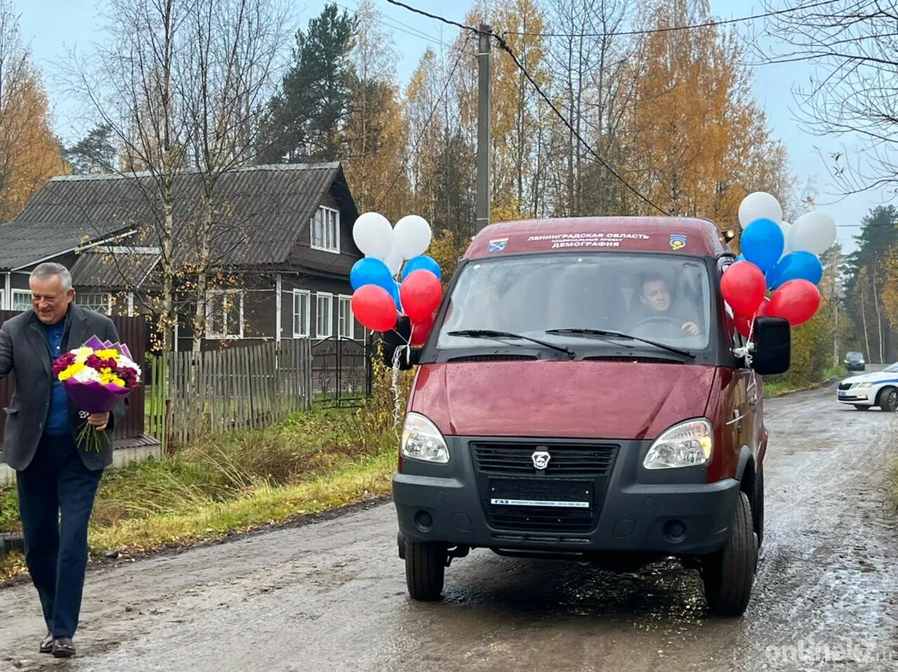 Семейный автомобиль для многодетных 2024. Автомобиль для многодетных. Машина для многодетной семьи. Губернатор Дрозденко автомобиль многодетным семьям. Автомобиль Дрозденко.