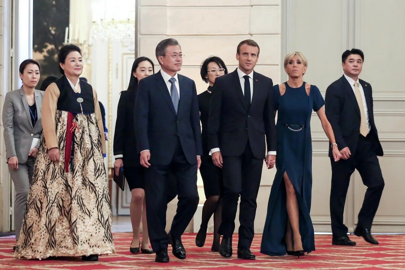 Первая леди страны. Первые леди Европы. Премьер-министр Люксембурга первые леди. Первая леди Южной Кореи и Макрон. Жены глав государств.