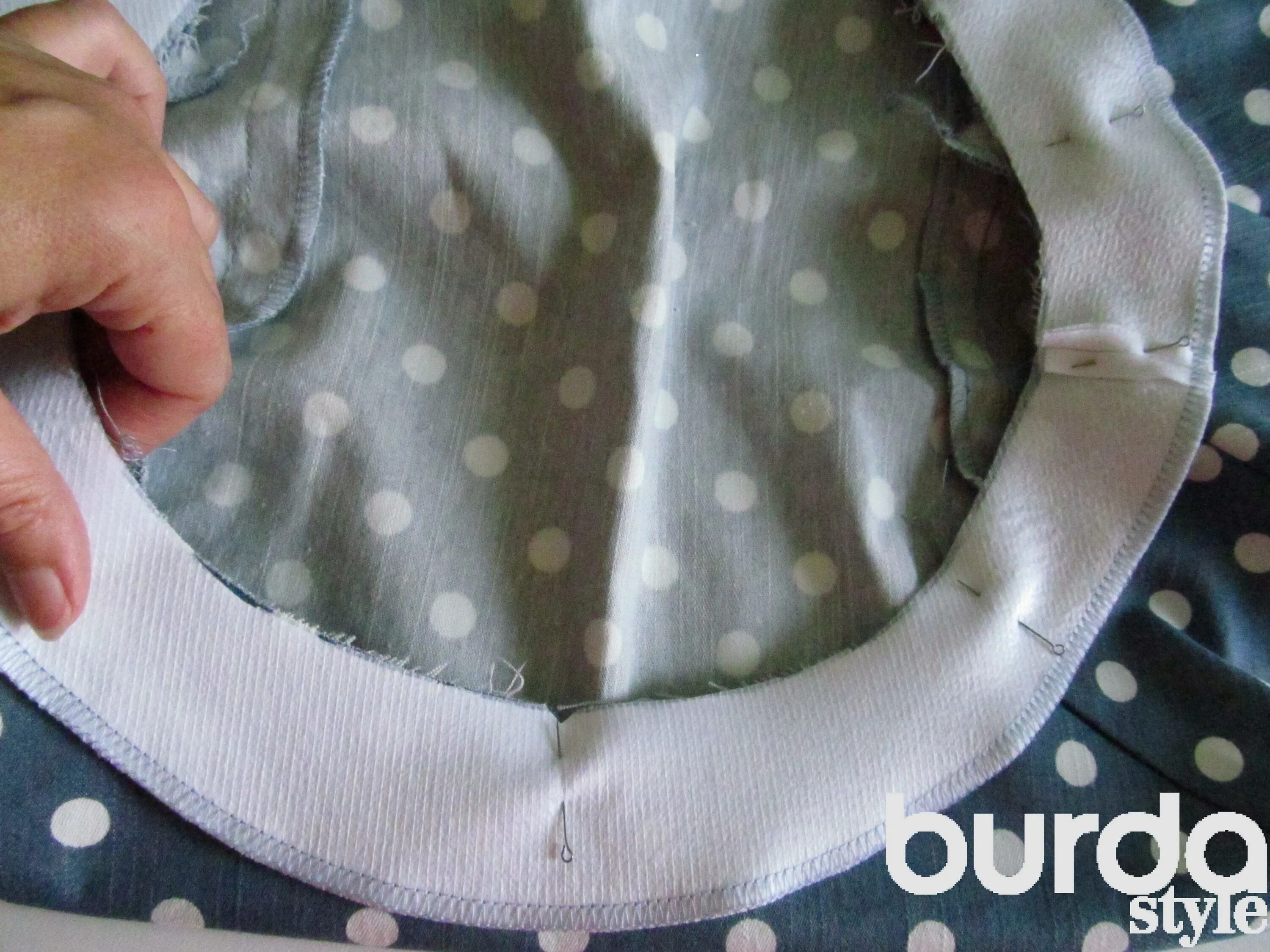 Пришить стойку к горловине. Как втачать горловину в. Притачать воротник к горловине. Втачать воротник в горловину рубашки. Обработка горловины подкройной обтачкой.