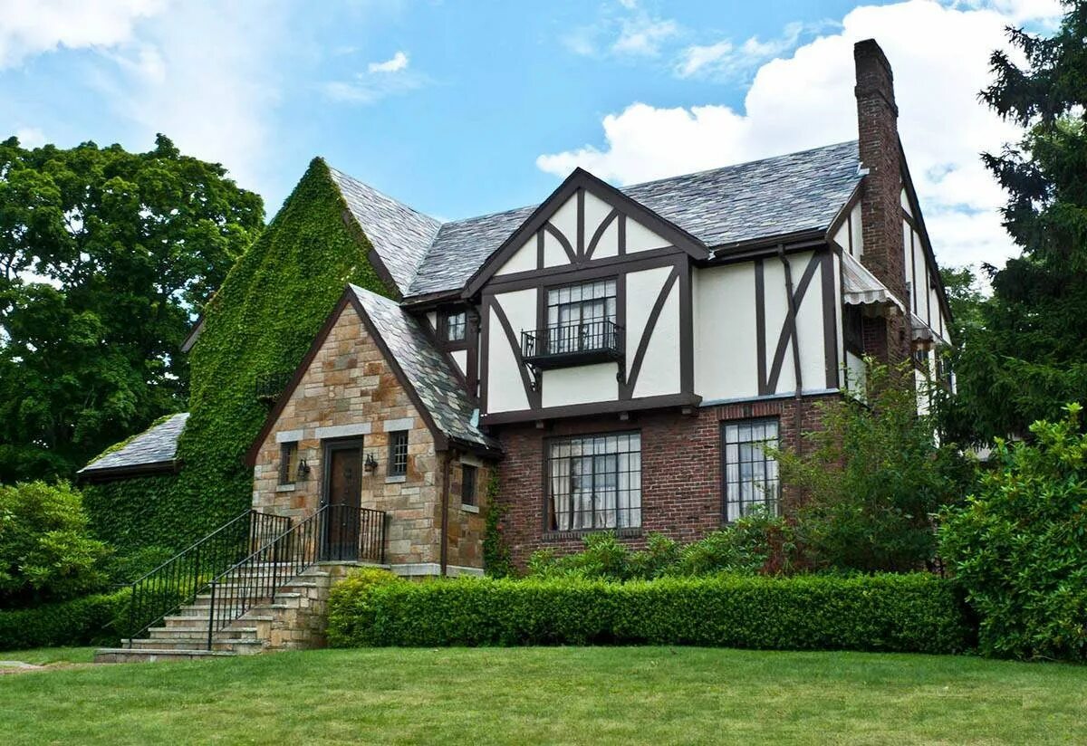 Английский дом картинки. Стиль Тюдор (Tudor Revival Cottage). Тюдоровский стиль домов в Англии. Особняк Тюдоров в Англии. Тюдоровский Ренессанс в Англии архитектура.