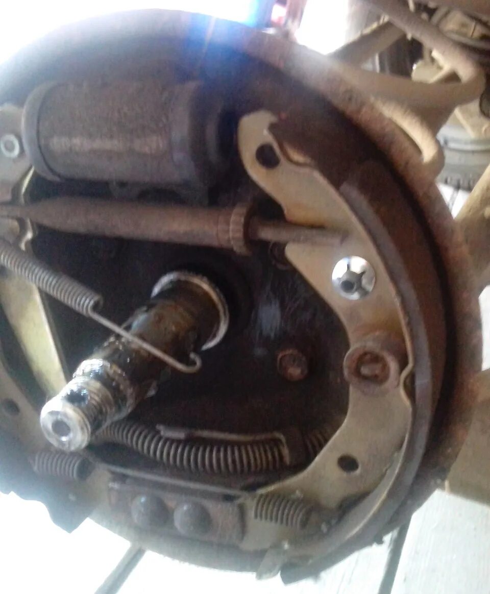 Задний тормозной барабан дэу дамас. Задние тормоза дэу матиз 0. Тормоза дэу матиз. Задние тормозные колодки дэу матиз. Тормоза дэу матиз.