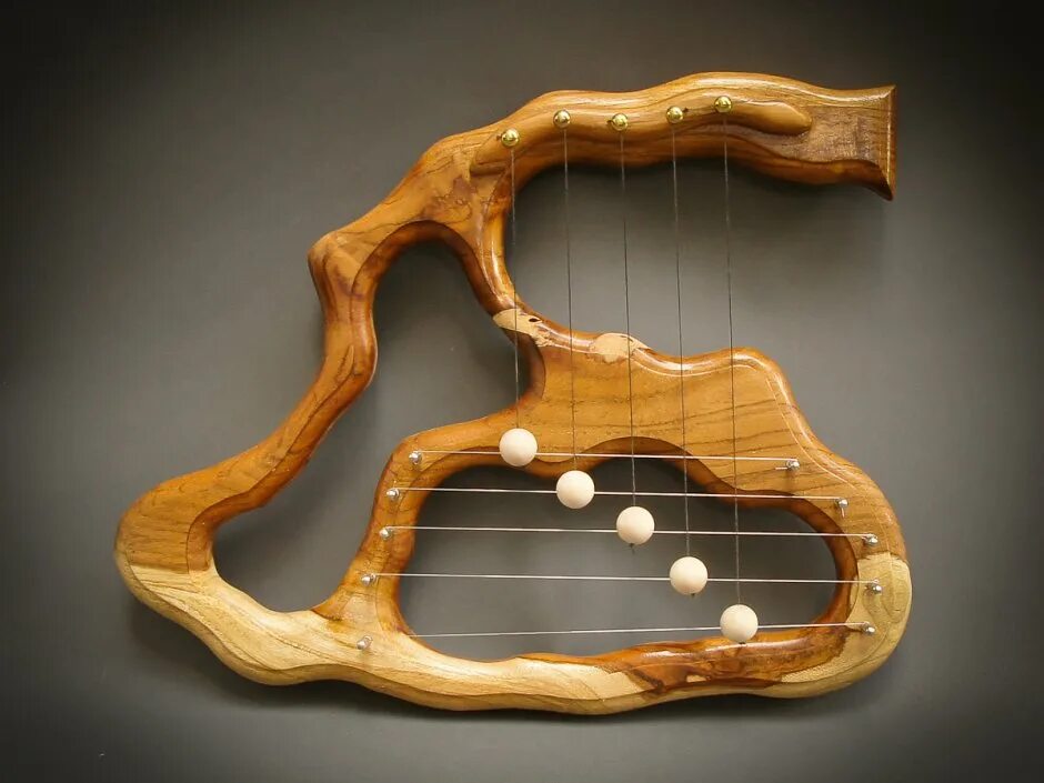 Деревянный струнный музыкальный инструмент. Presto tmp-03r трещотка радуга. Музыкальные инструменты из древесины. Гитара басс гриф сзади. Музыкальные инструменты из дерева.
