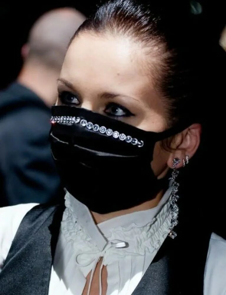 Девушка в черной маске. Девушка в наморднике. Гламурная маска. Медицинская маска с кляпом. Кляп черный