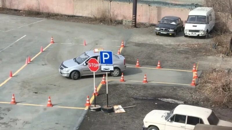 Экзамен гаи гараж. Заезд в гараж экзамен ГИБДД. Парковка на экзамене в ГАИ гараж. Заезд в гараж на автодроме. Упражнение гараж на автодроме.