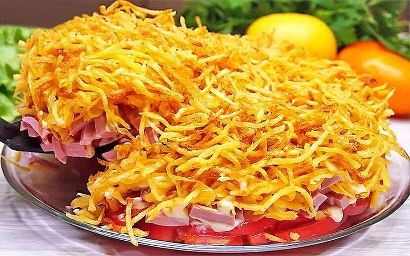Салат с жареной картошкой сверху. Салат соломка. салат с жареным картофелем. салат с картофельной соломкой. салат с жареной картошкой.