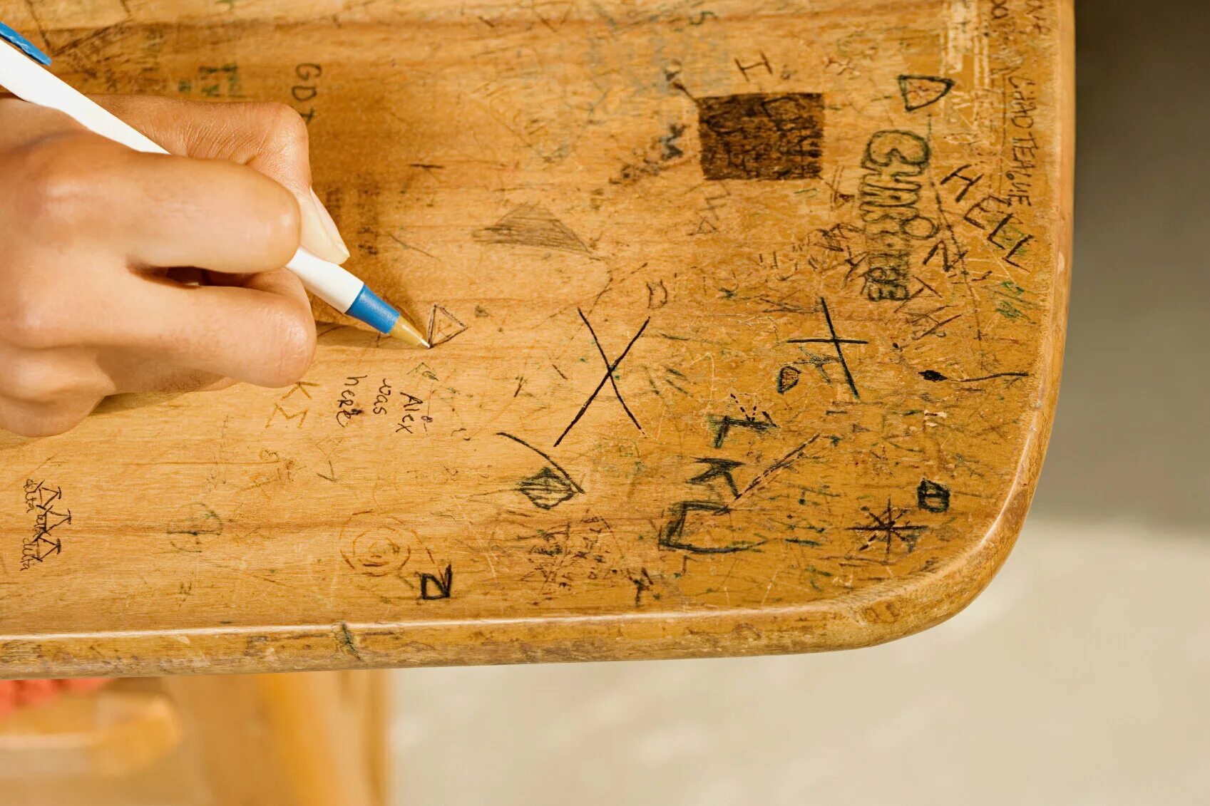 Draw on. Draw on the desk картинка. написание на поверхностях рисунок. планшет на краю стола рисунок. write on the desk.