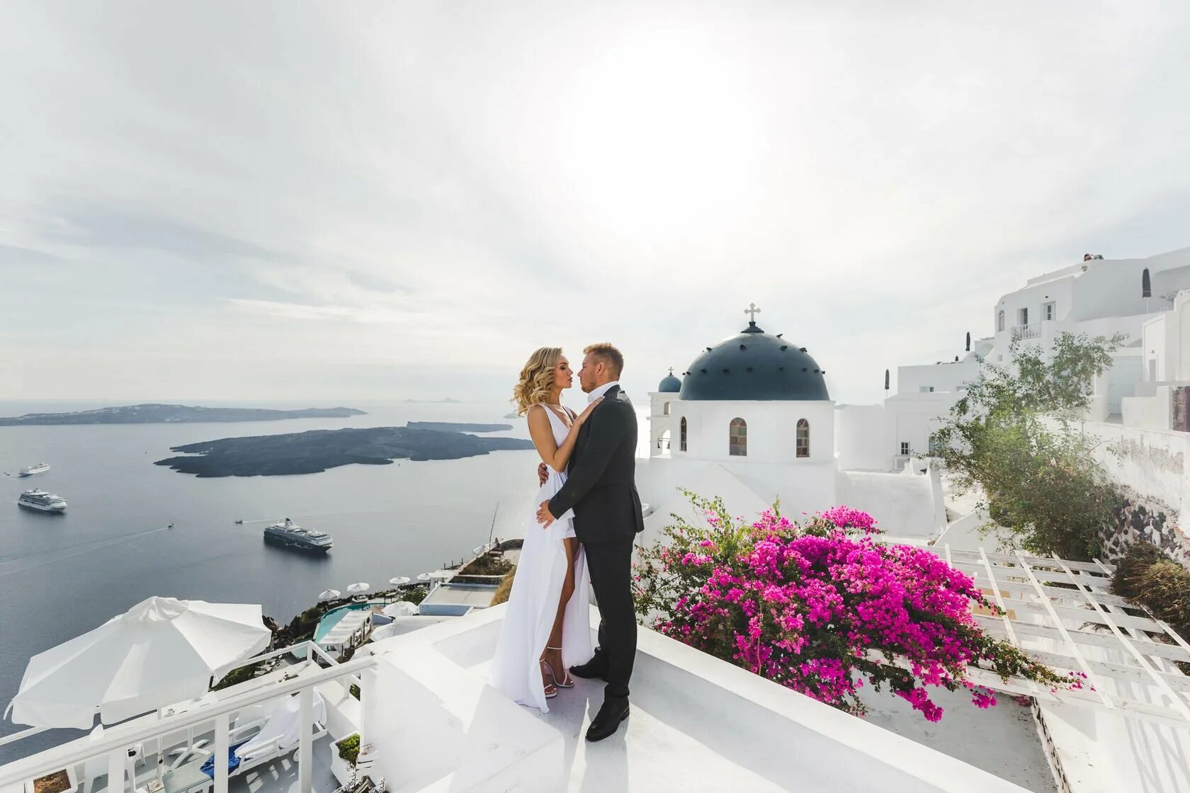 Греческое пара. Санторини Греция свадьба. Венчание на Санторини. Свадьба на острове Санторини. Свадебная церемония на Санторини.