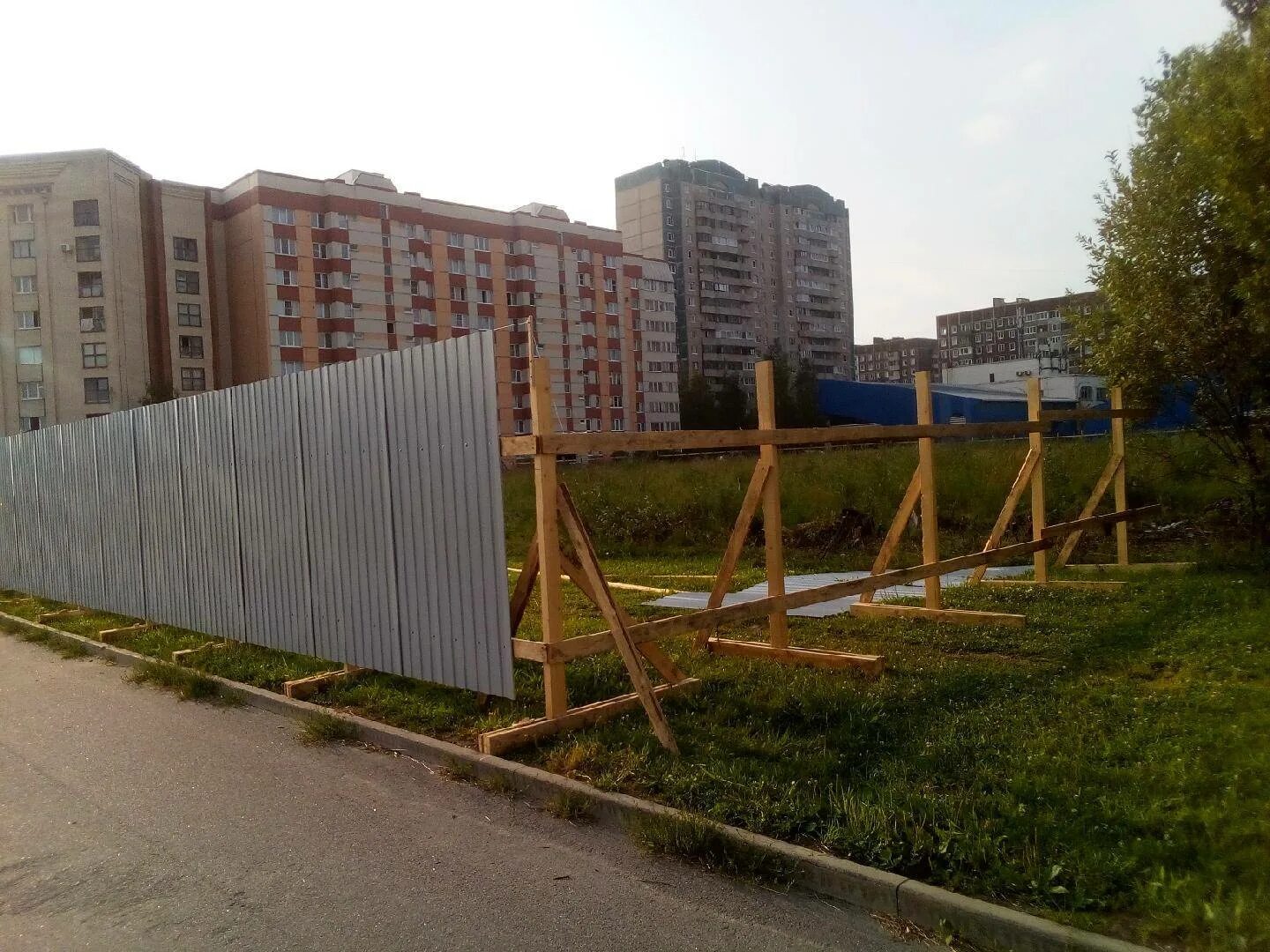 Переносной забор. Забор строительного участка. Временный забор. Забор строительного участка. Забор строительного участка.