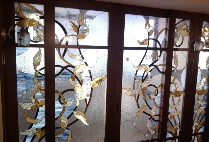 раздвижной витраж. раздвижной витраж. витражные межкомнатные перегородки. стеклосфера витражи. раздвижные двери с витражами.