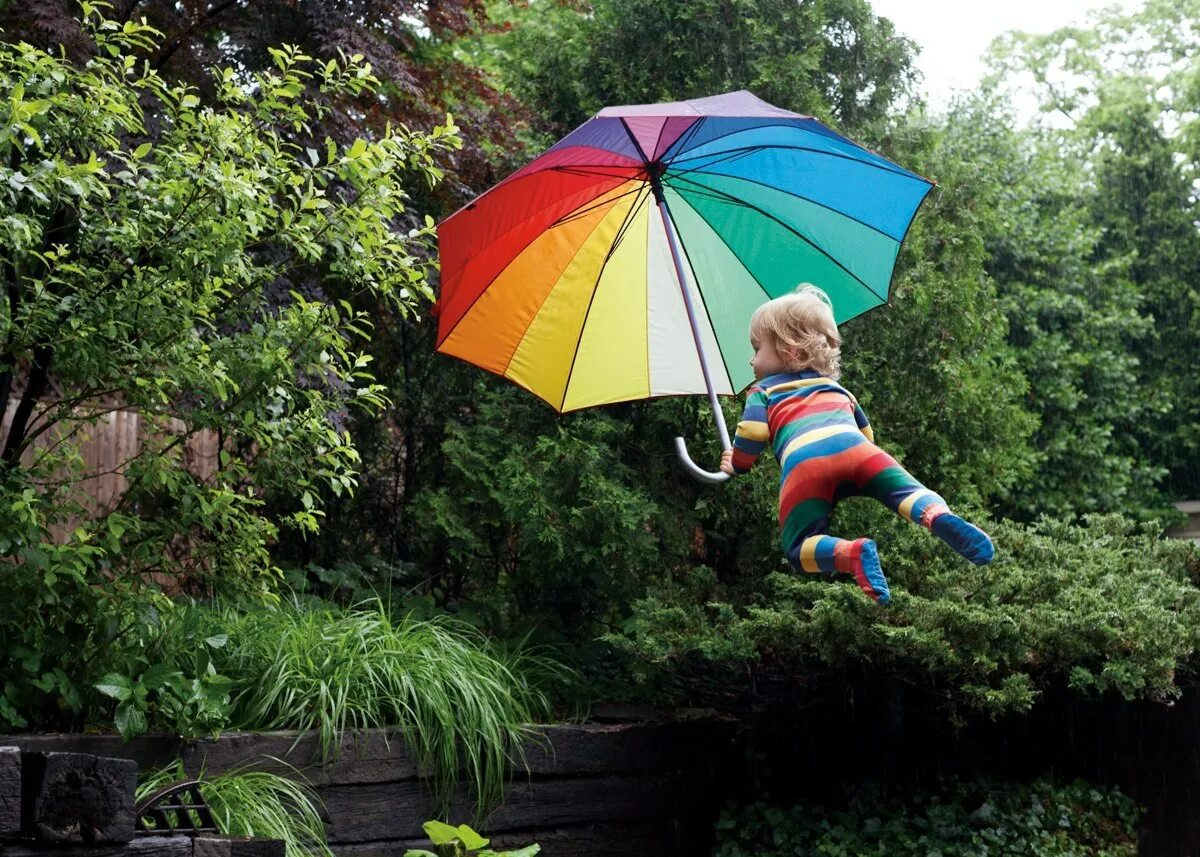 Kid flying. Зонтик для детей. Полет на зонтике. Дети под зонтом. Летающий зонтик.