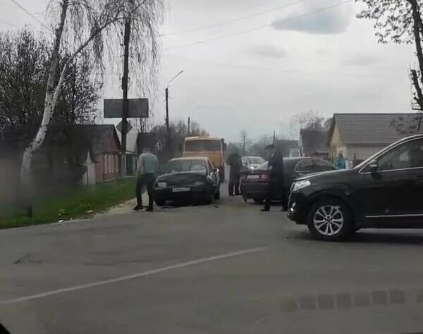 Автомобиль за 10 тысяч рублей. Новозыбков машина. 1т134 машина. Машина попала в люк брянск. Фото машин в новозыбкове.