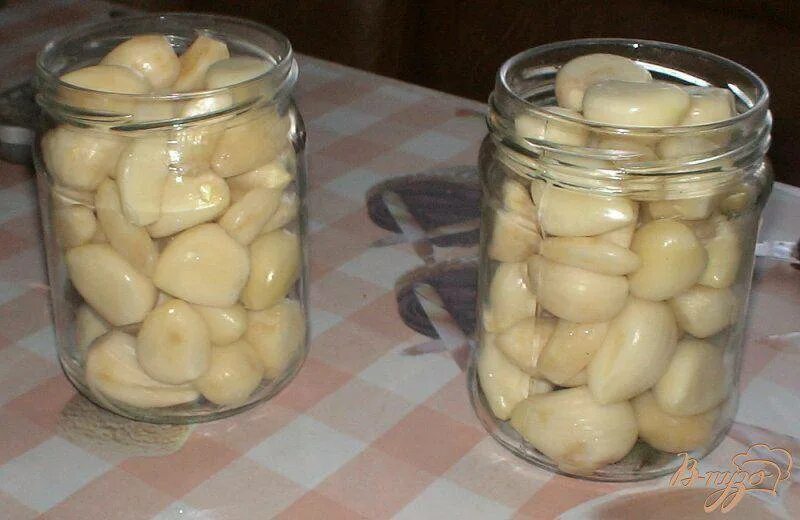 Консервированный чеснок зубчиками на зиму. Маринованный чеснок. очищенный маринованный чеснок. маринованный чеснок зубчиками. маринованный чеснок на зиму.