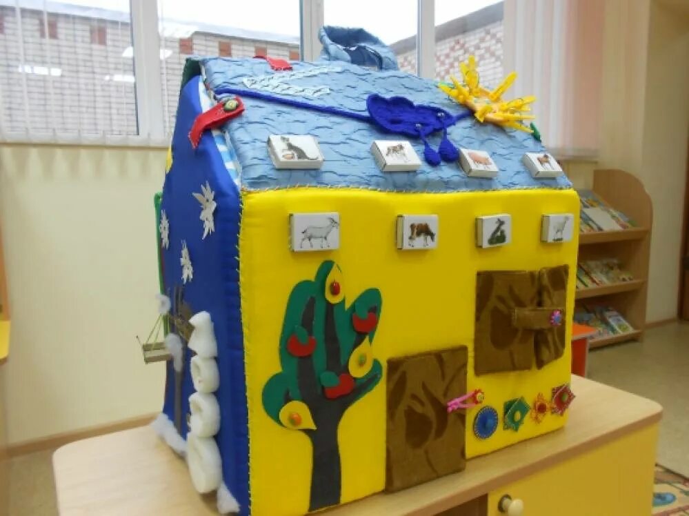 Многофункциональное дидактическое пособие избушка говорушка. Пособия для детского сада своими руками. Круги луллия пособие для детей. Многофункциональные пособия для детского сада. Дидактическое пособие избушка говорушка.