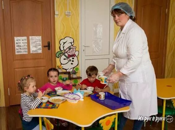 Школа младшего воспитателя. Помощник воспитателя в детский сад. нянька в детском саду. младший воспитатель. младший помощник воспитателя.