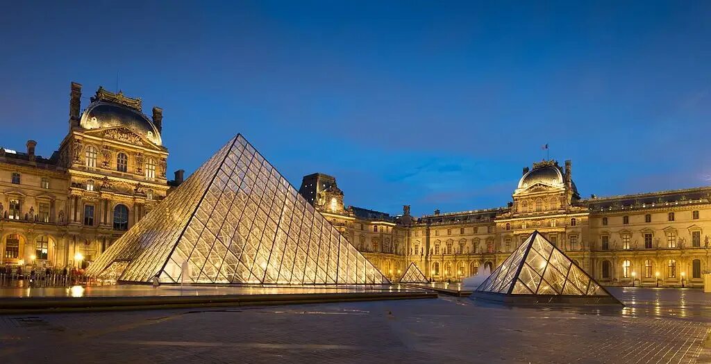 Какие самые известные музеи. Лувр. Париж. Лувр майдони. Лувр музей VR. Большая башня Лувра.