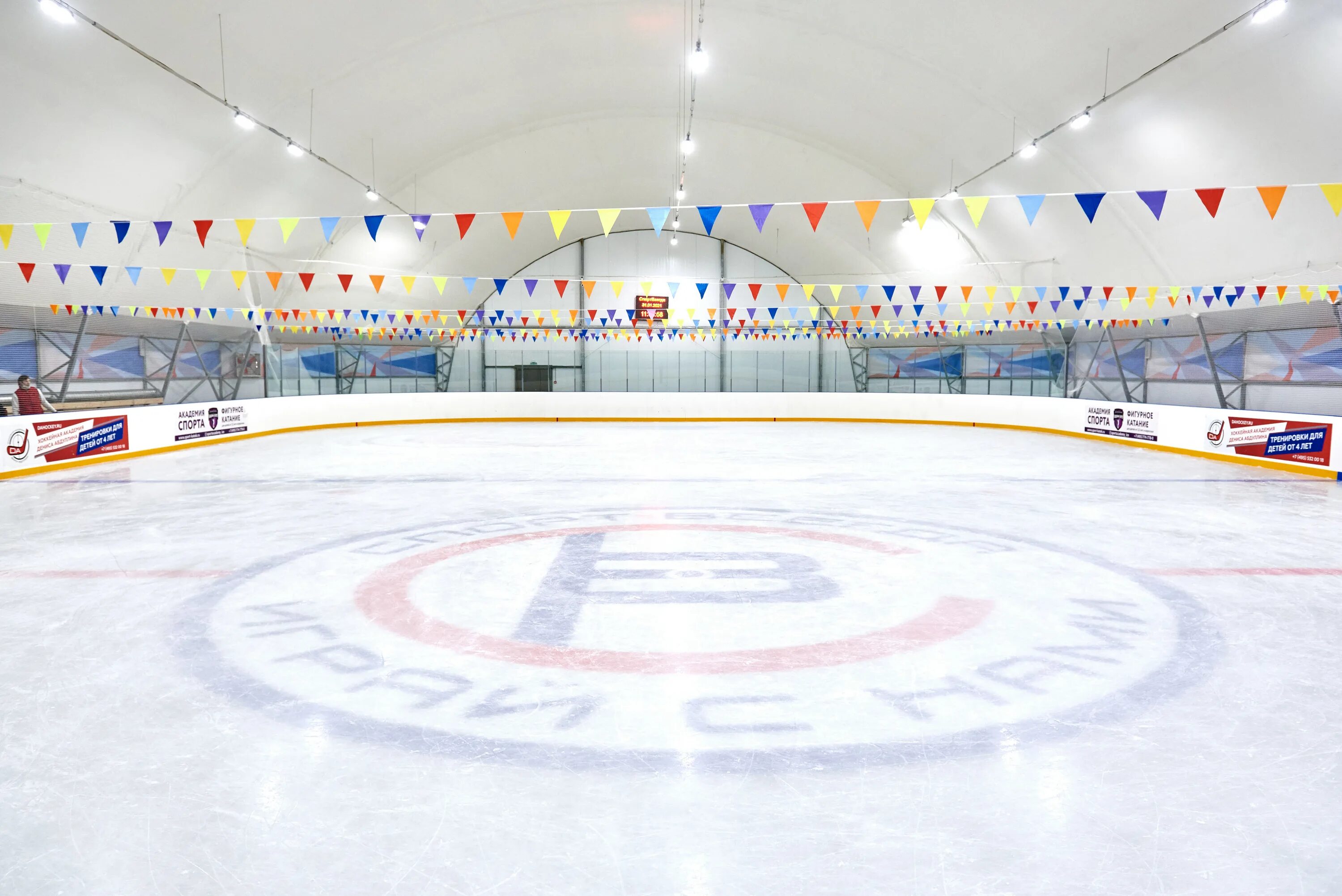 Ледовый комплекс липецк. Москва юрловский проезд вл6 ледовый комплекс юрловский. Крытый каток юрловский. Каток юрловский, москва. Москва юрловский проезд вл6 ледовый комплекс юрловский.