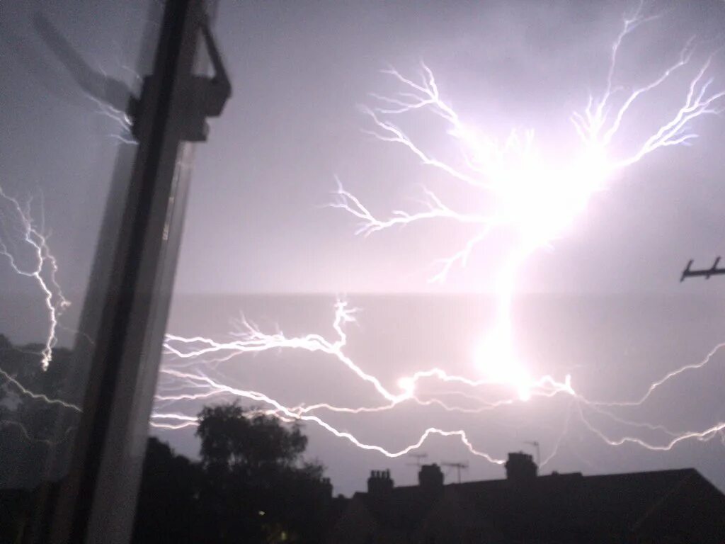 The lightning last night. Штормовая молния. Гроза в городе. Погода гроза. Великобритания гроза.