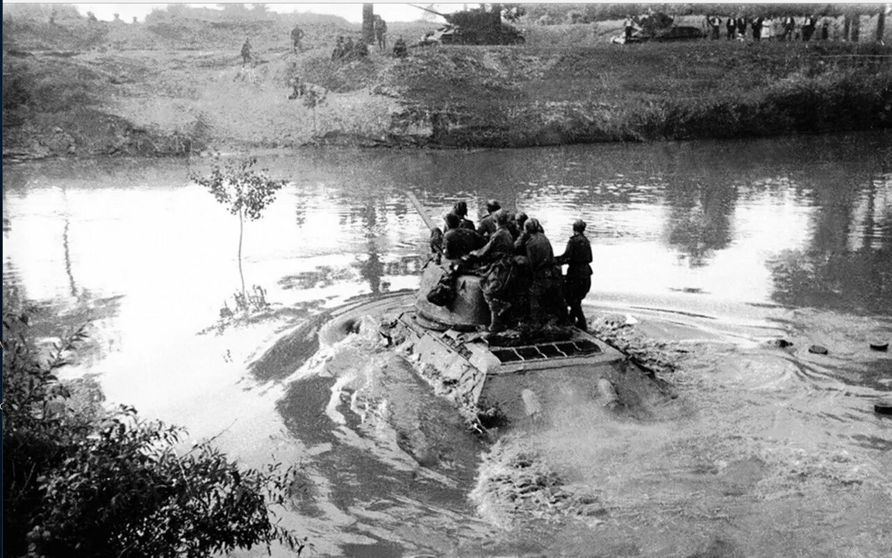 2 апреля 1944 года. Переправа через реку Днестр 1944 год. Битва за Днепр 1944. Форсирование реки Западный Буг в 1944 году. Форсирование Днестра апрель 1944.