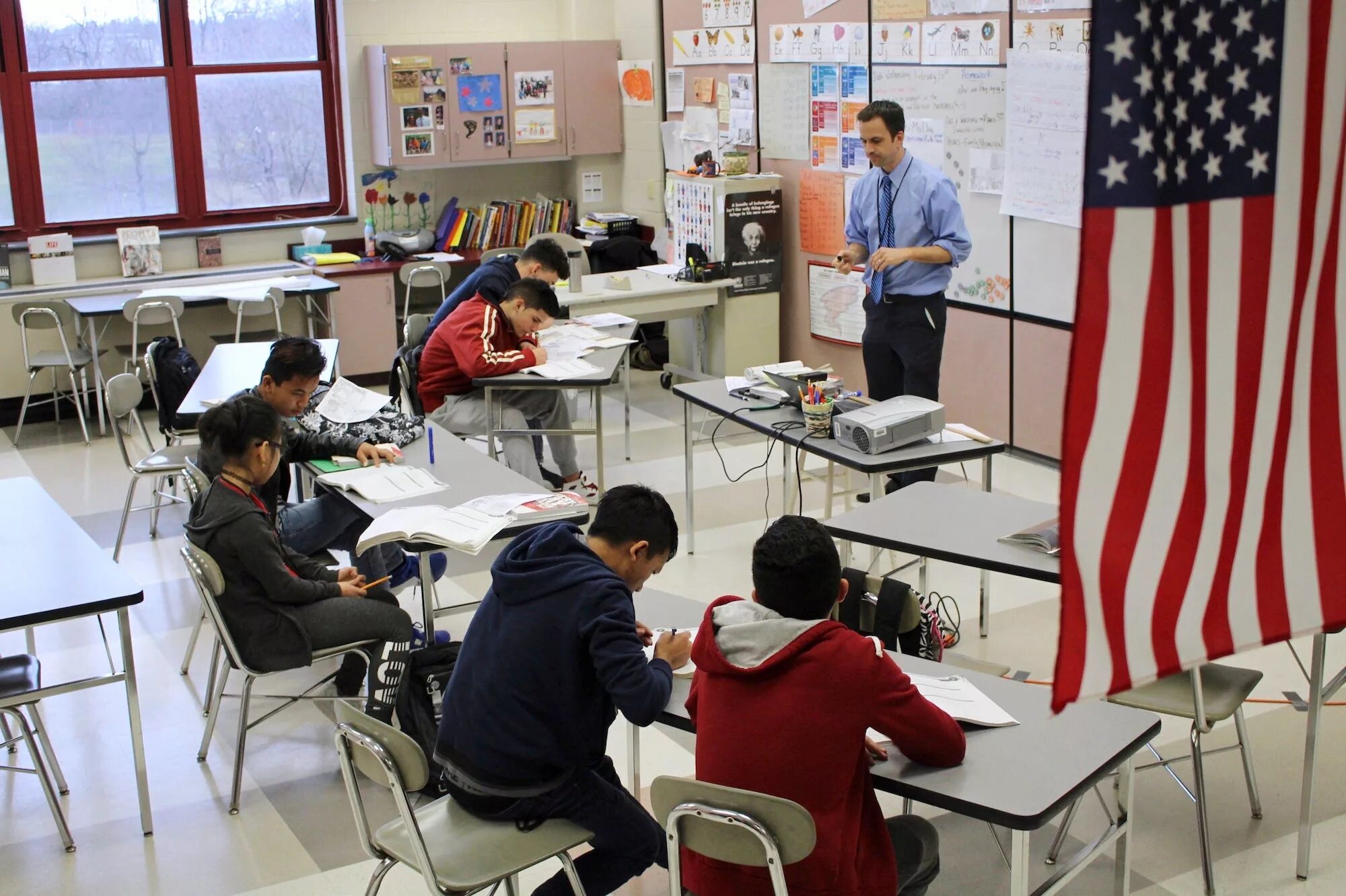 English in this school. Американская школа. Школа в Америке. Урок в американской школе. Старшая школа в США.