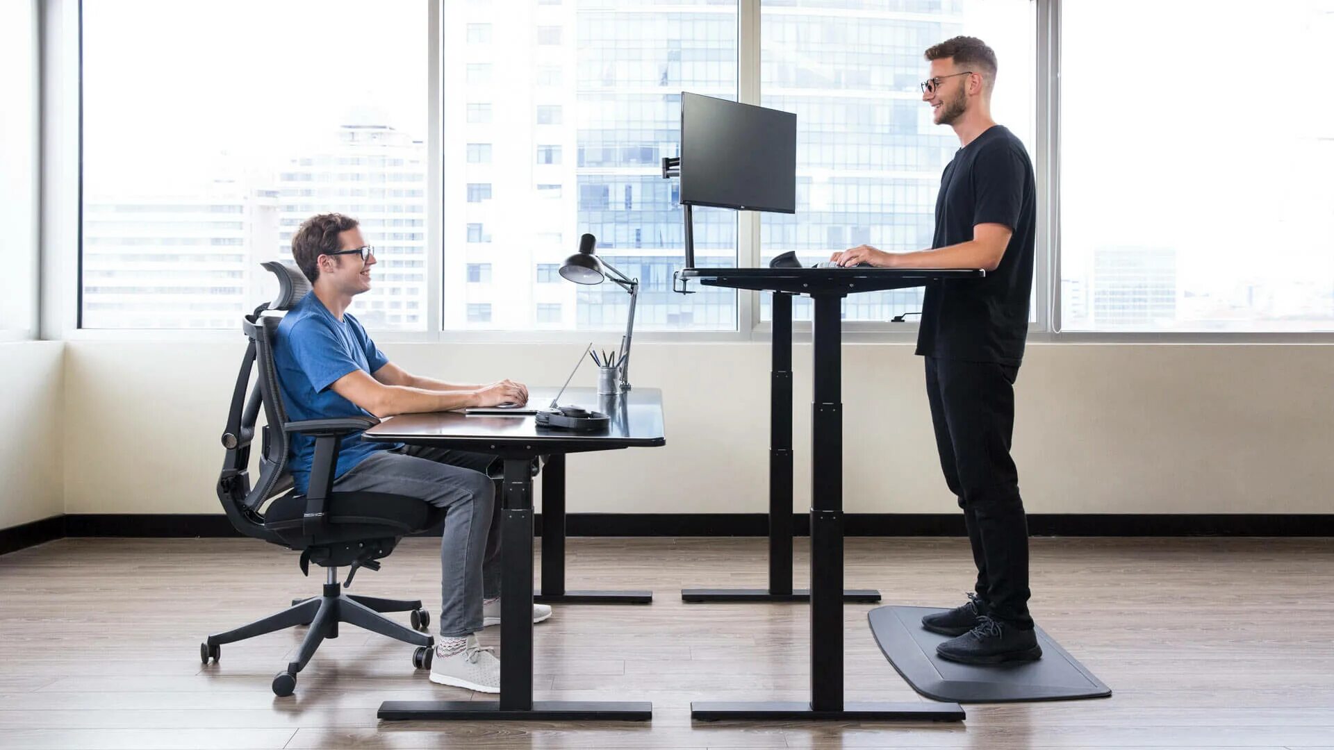Где можно работать стоя. Autonomous smartdesk 2. стоячее рабочее место. стоячие места в офисе. стоячие столы для офиса.