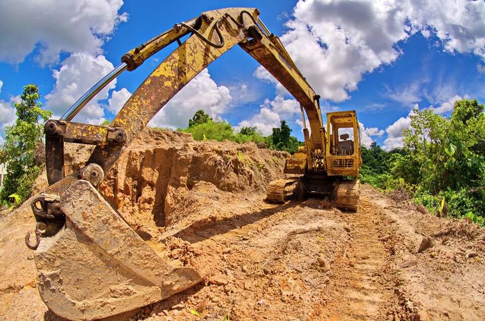 Выемка грунта. Копка траншей котлованов. Разработка грунта. Рытье котлованов и траншей. Строительный котлован.